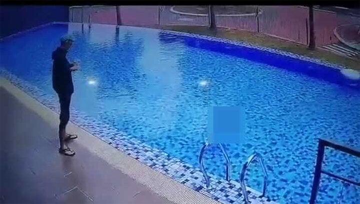 Bé gái 4 tuổi chết đuối trong bể bơi, người anh con mẹ kế thản nhiên đứng nhìn-1