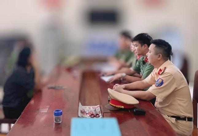 Báo chốt thổi nồng độ cồn, người phụ nữ bị phạt 7,5 triệu đồng-1