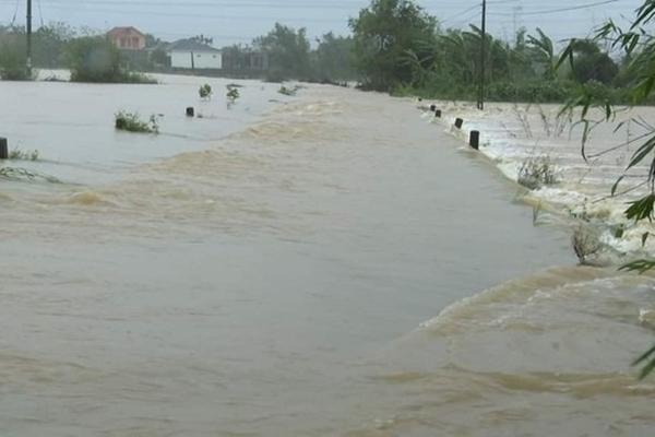 Đất đá sạt lở chắn ngang quốc lộ ở Quảng Bình-6