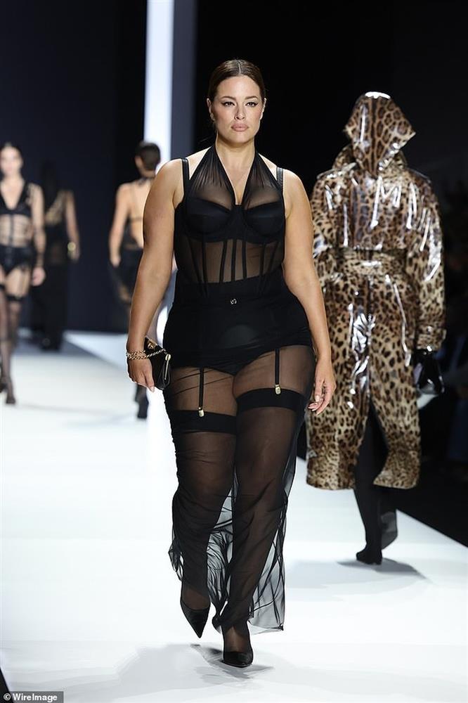 Bạn gái Leo DiCaprio đẹp hút hồn trong thiết kế lấy cảm hứng từ đồ nội y-7