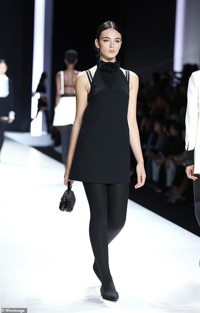 Bạn gái Leo DiCaprio đẹp hút hồn trong thiết kế lấy cảm hứng từ đồ nội y-9