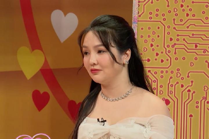 Người phụ nữ xinh đẹp khuyết một tay được chồng coi như của báu-2