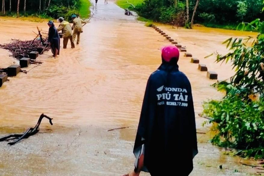 Mưa lớn trút nước ở Hà Nội, khắp ngả đường kẹt không lối thoát-9