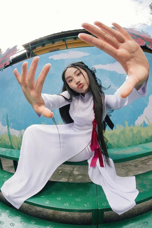 Phương Mỹ Chi đi diễn thích mặc khoe chân, dùng hàng hiệu-2