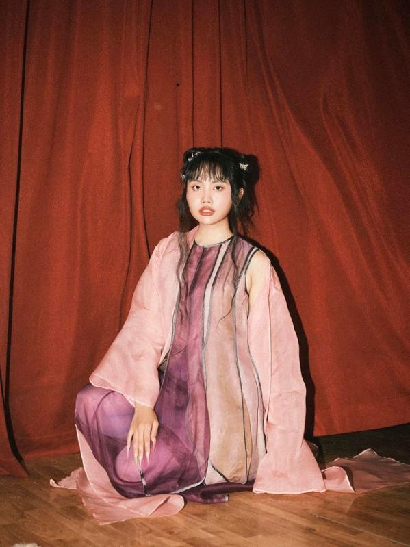 Phương Mỹ Chi đi diễn thích mặc khoe chân, dùng hàng hiệu-3