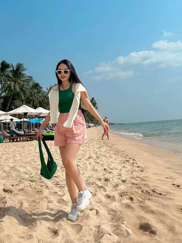 Phương Mỹ Chi đi diễn thích mặc khoe chân, dùng hàng hiệu-4