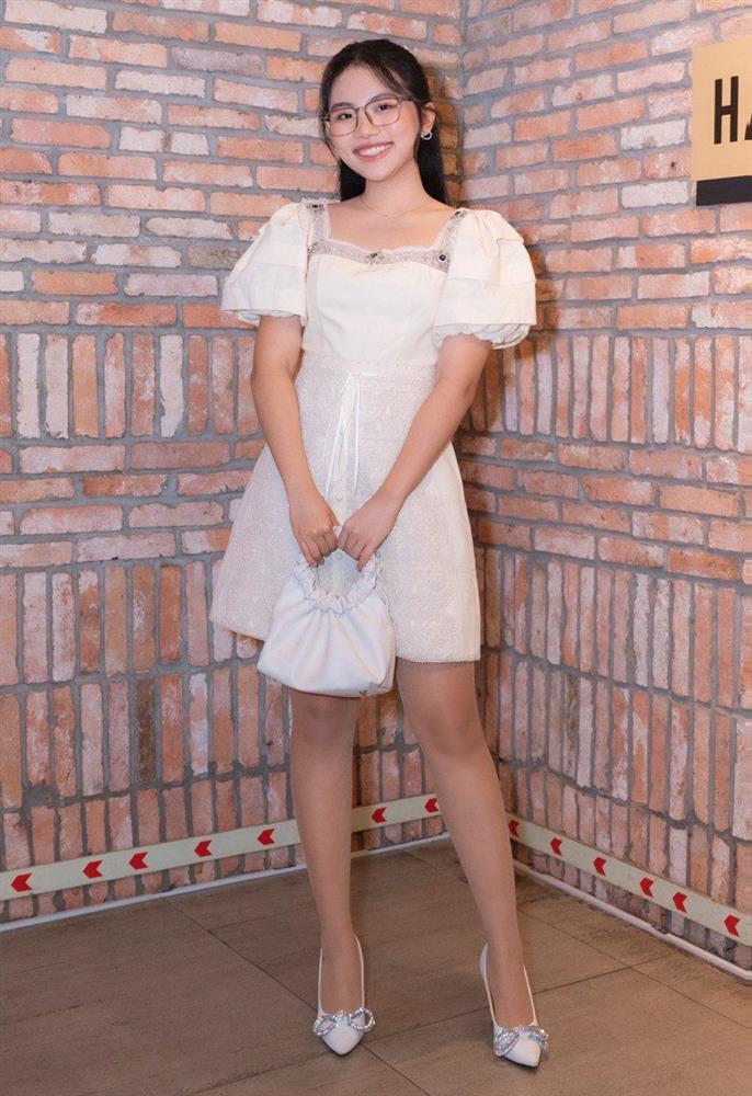 Phương Mỹ Chi đi diễn thích mặc khoe chân, dùng hàng hiệu-8