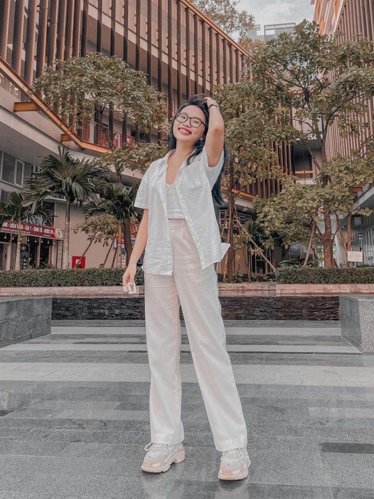 Phương Mỹ Chi đi diễn thích mặc khoe chân, dùng hàng hiệu-9