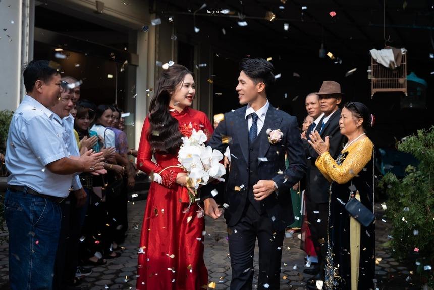 MC đám cưới tiết lộ Đình Trọng được ưu ái đặc biệt khi quỳ gối nhận quà từ nhà vợ-3