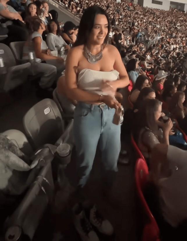 Con gái của mỹ nhân gợi cảm gốc Việt hành động khó hiểu trên khán đài-1