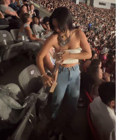 Con gái của mỹ nhân gợi cảm gốc Việt hành động khó hiểu trên khán đài-2