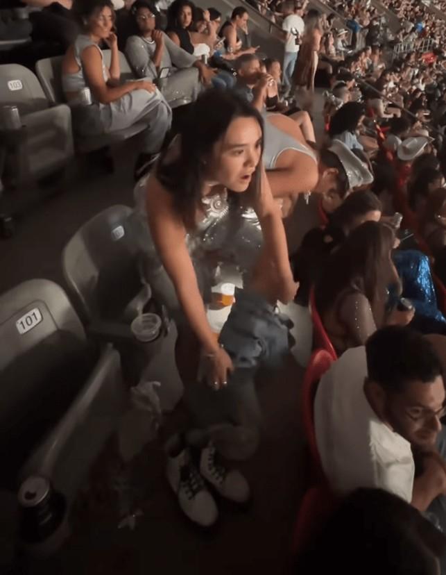 Con gái của mỹ nhân gợi cảm gốc Việt hành động khó hiểu trên khán đài-3