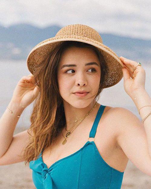 Con gái của mỹ nhân gợi cảm gốc Việt hành động khó hiểu trên khán đài-4