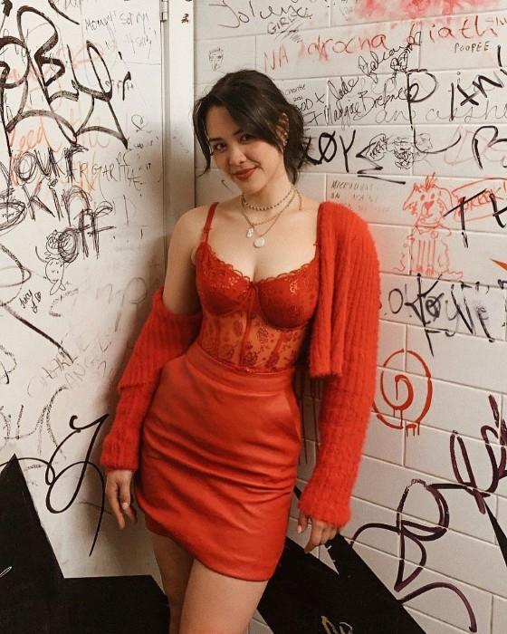 Con gái của mỹ nhân gợi cảm gốc Việt hành động khó hiểu trên khán đài-5