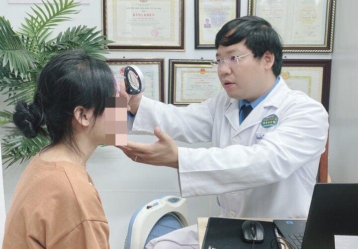 Dùng rượu thuốc ở spa, mặt chi chít mụn mủ-1