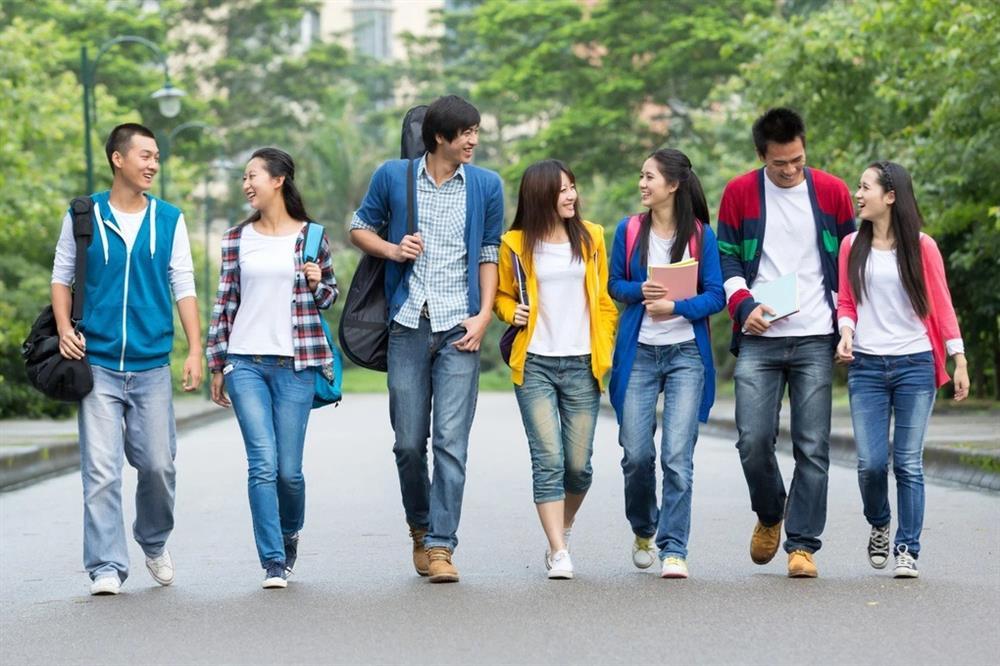 Hiệu phó bị ném đá vì nói nữ sinh làm đẹp đi học để thu hút bạn nam-1