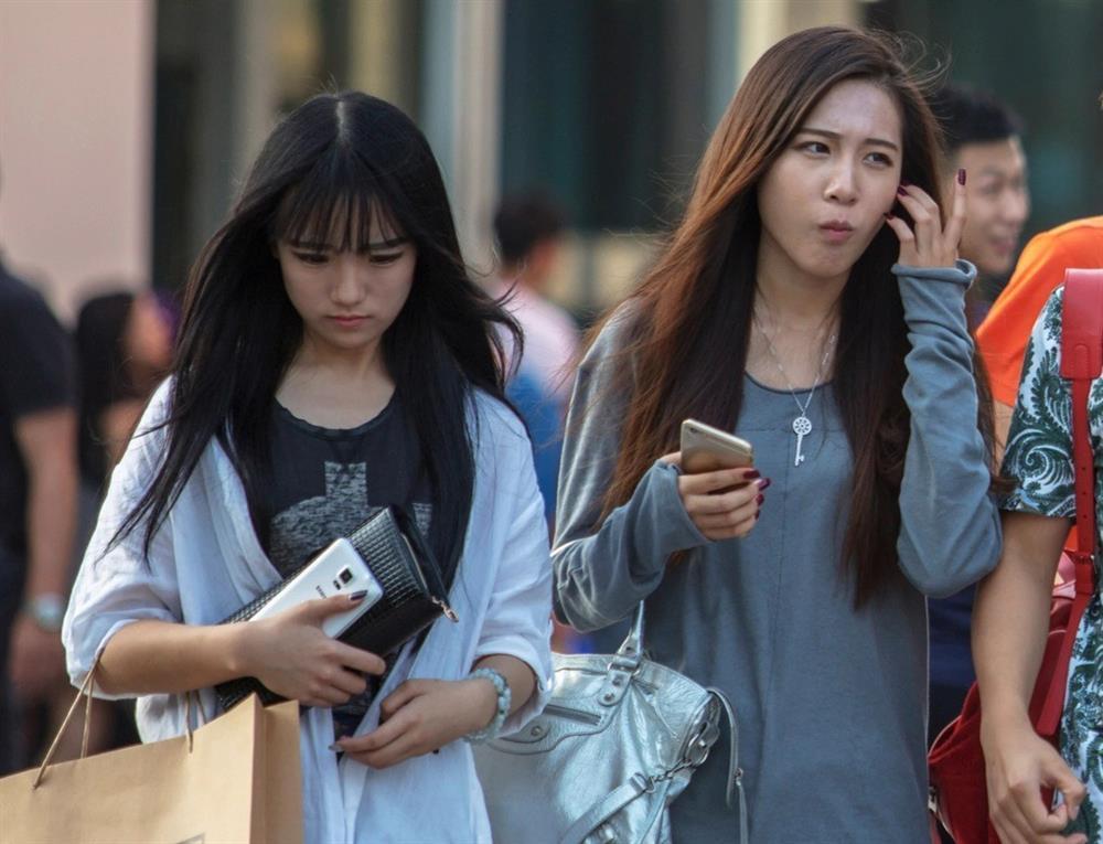 Hiệu phó bị ném đá vì nói nữ sinh làm đẹp đi học để thu hút bạn nam-3