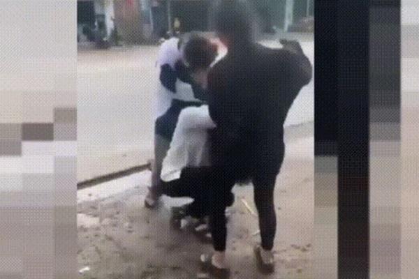 Yêu cầu làm rõ vụ nữ lớp trưởng bị đánh hội đồng vì ngăn người lạ vào lớp-2