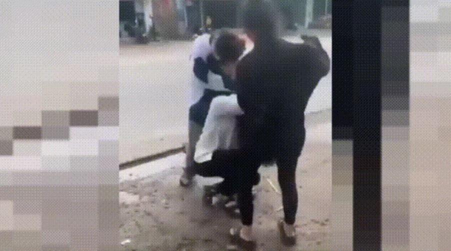 Ngăn người lạ vào phòng học, nữ lớp trưởng bị đánh hội đồng-1