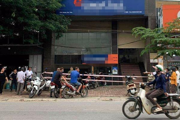 Video tên cướp dùng súng uy hiếp, cướp ngân hàng ở Tiền Giang-1