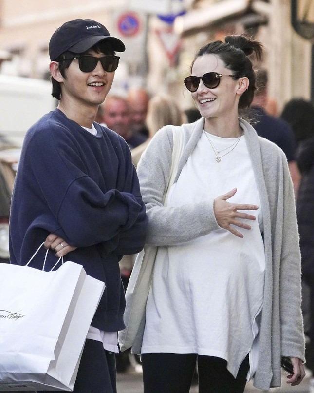 Song Joong Ki phản ứng khi vợ bị khán giả Hàn Quốc chê vô trách nhiệm-3