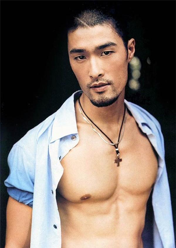 Johnny Trí Nguyễn có chế độ ăn như thế nào mà hụt cân đến mức fan hốt hoảng còn đâu trai đẹp một thời?-2