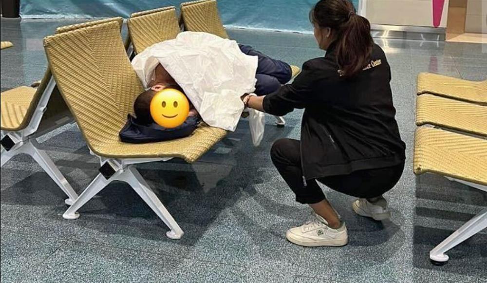 Ăn chơi hết tiền, du khách ăn ngủ ở sân bay suốt 2 tuần-1