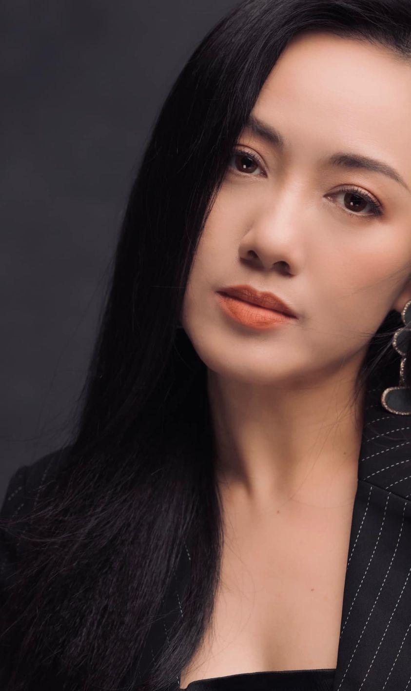 BTV Hoài Anh gây sốt với loạt ảnh tuổi 43, đổi cách makeup khiến netizen bất ngờ-2