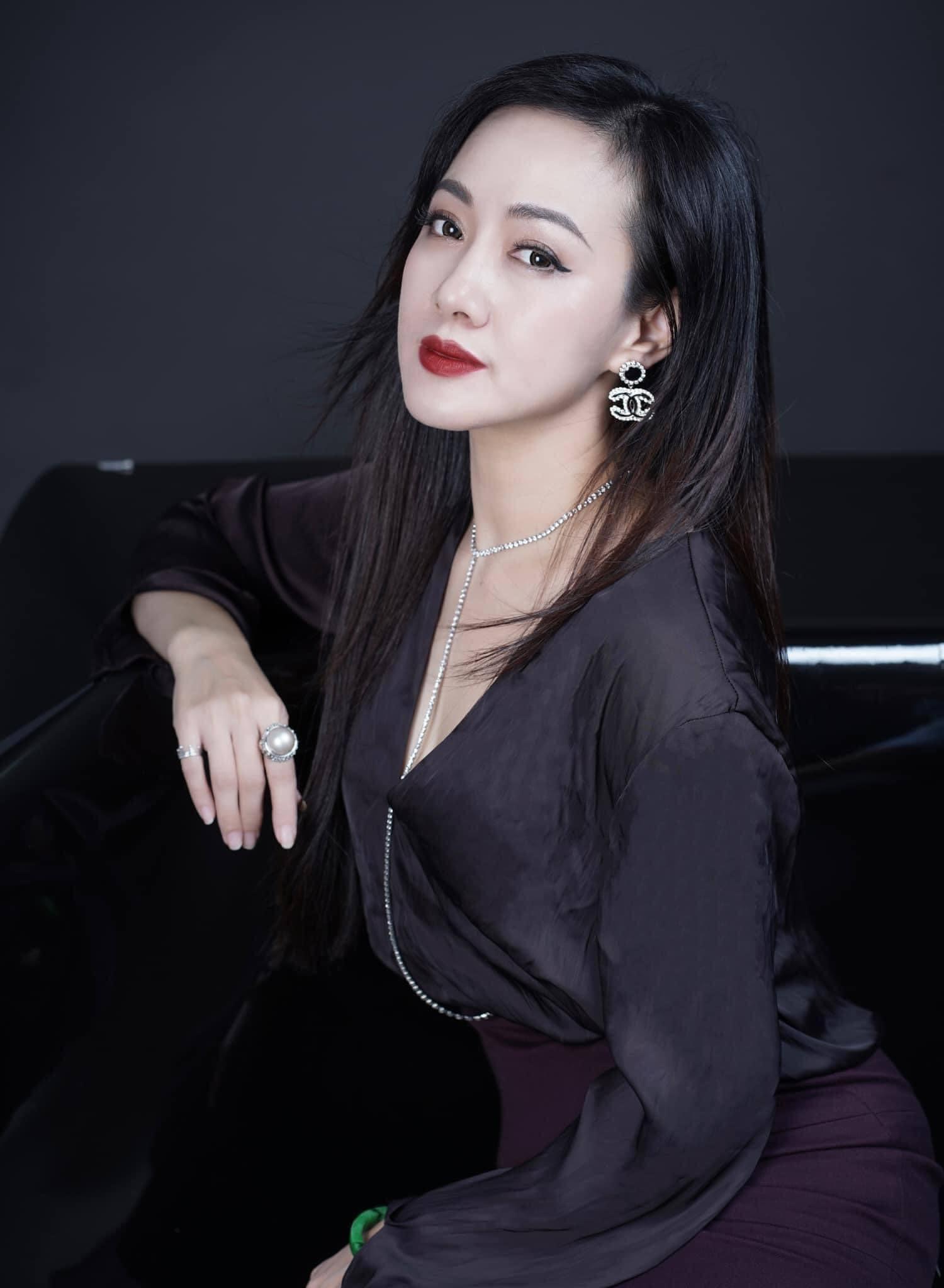 BTV Hoài Anh gây sốt với loạt ảnh tuổi 43, đổi cách makeup khiến netizen bất ngờ-3