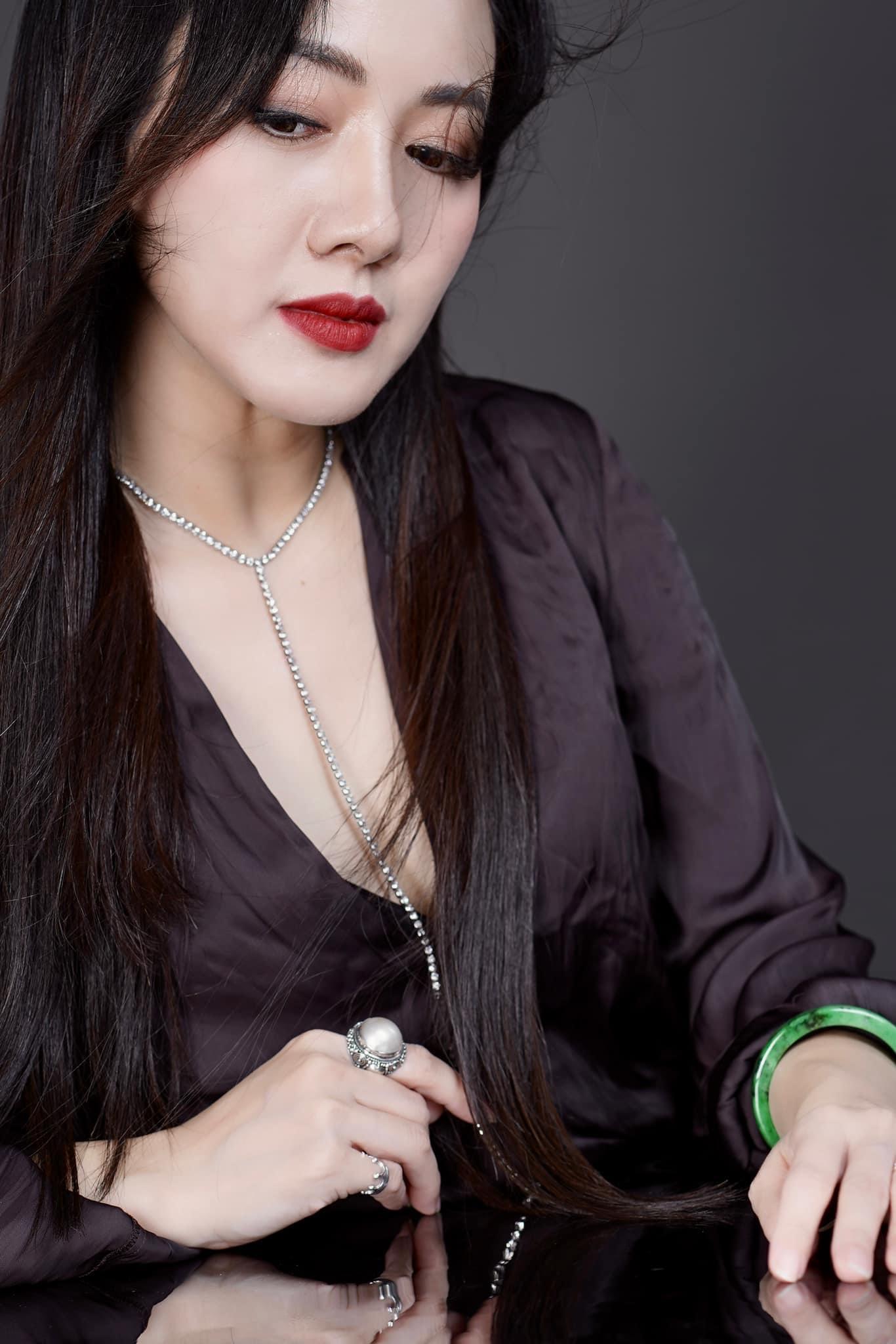 BTV Hoài Anh gây sốt với loạt ảnh tuổi 43, đổi cách makeup khiến netizen bất ngờ-4