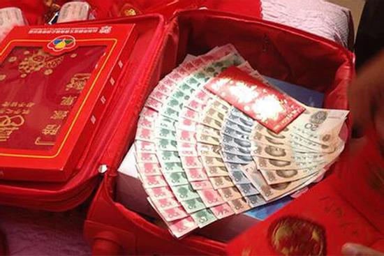 Liên tục tổ chức đám cưới cho con trai để nhận quà, giám đốc bị bắt