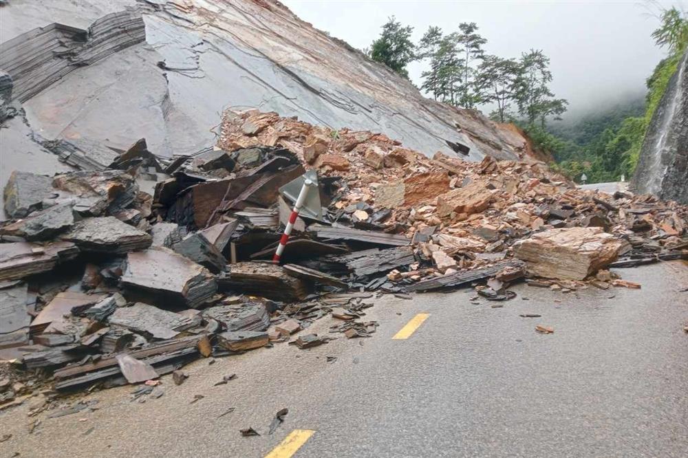 Đất đá sạt lở chắn ngang quốc lộ ở Quảng Bình-2
