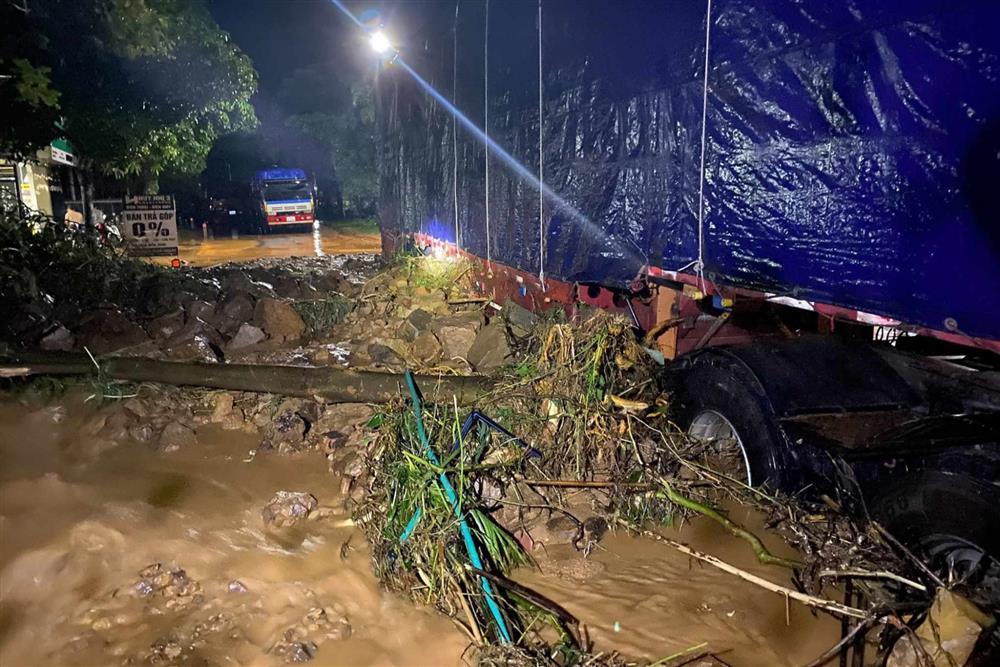 Đất đá sạt lở chắn ngang quốc lộ ở Quảng Bình-3