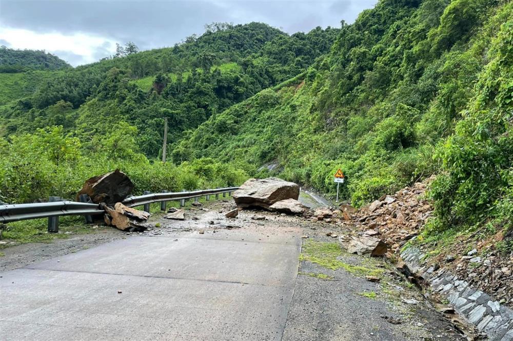 Đất đá sạt lở chắn ngang quốc lộ ở Quảng Bình-4