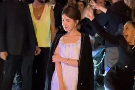 Triệu Lộ Tư bị chế giễu khi tạo dáng tại sự kiện thời trang quốc tế