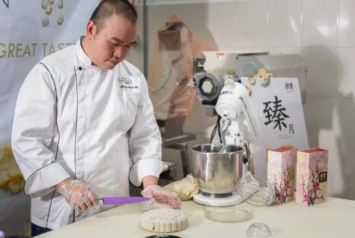 Tiết lộ 16 nguyên liệu làm nên chiếc bánh trung thu 22 triệu, đắt hơn cả bánh dát vàng-3