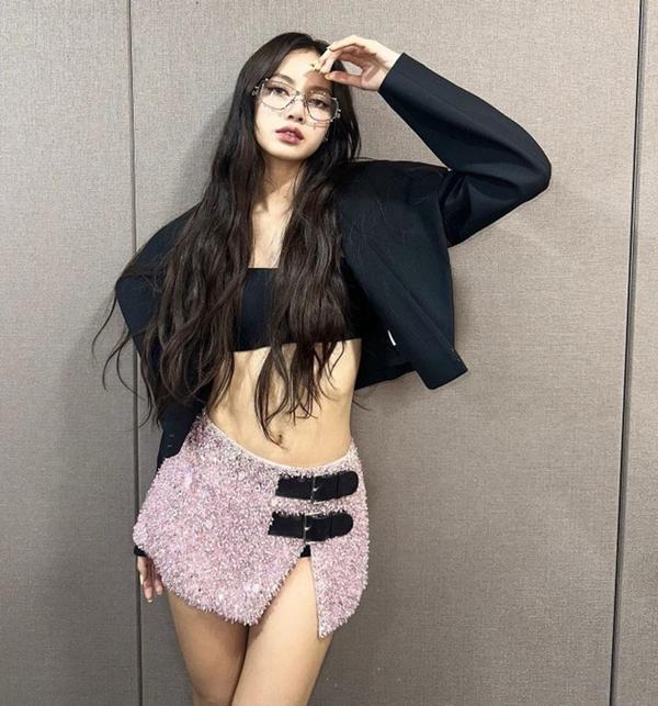 Phản ứng thách thức công chúng của Lisa (BlackPink)-4