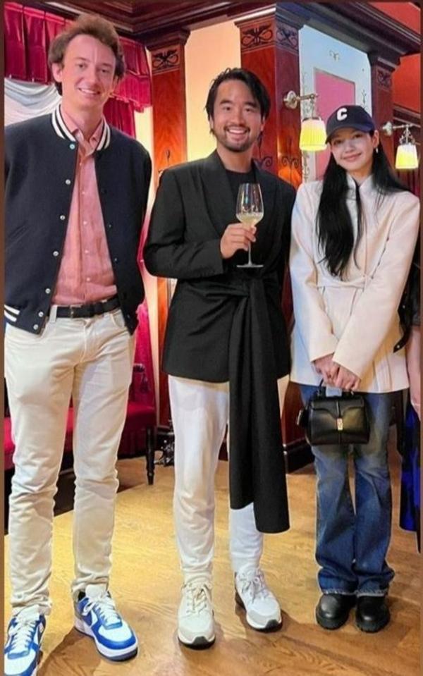 Bạn trai tỷ phú cho dàn vệ sĩ đón Lisa (BlackPink) ở sân bay-1