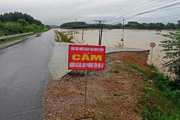 Lật thuyền giữa dòng nước lũ, 2 người được cứu sống-1