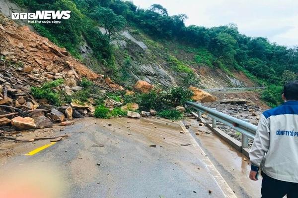 Sạt lở hàng trăm khối đất đá, đường độc đạo lên cửa khẩu Cầu Treo tê liệt-1