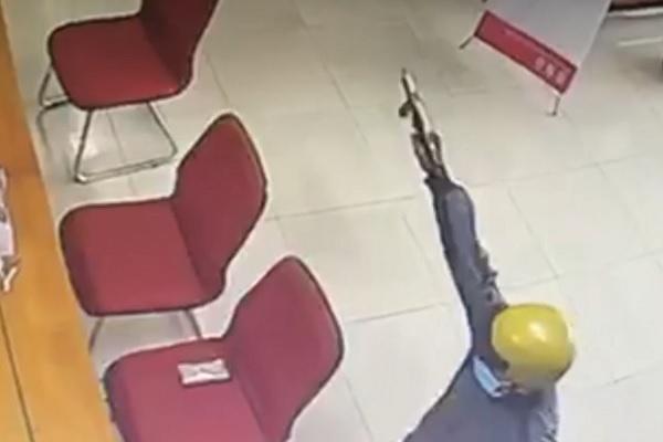 Bắt được nghi phạm dùng súng cướp ngân hàng ở Tiền Giang-3