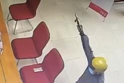 Video tên cướp dùng súng uy hiếp, cướp ngân hàng ở Tiền Giang