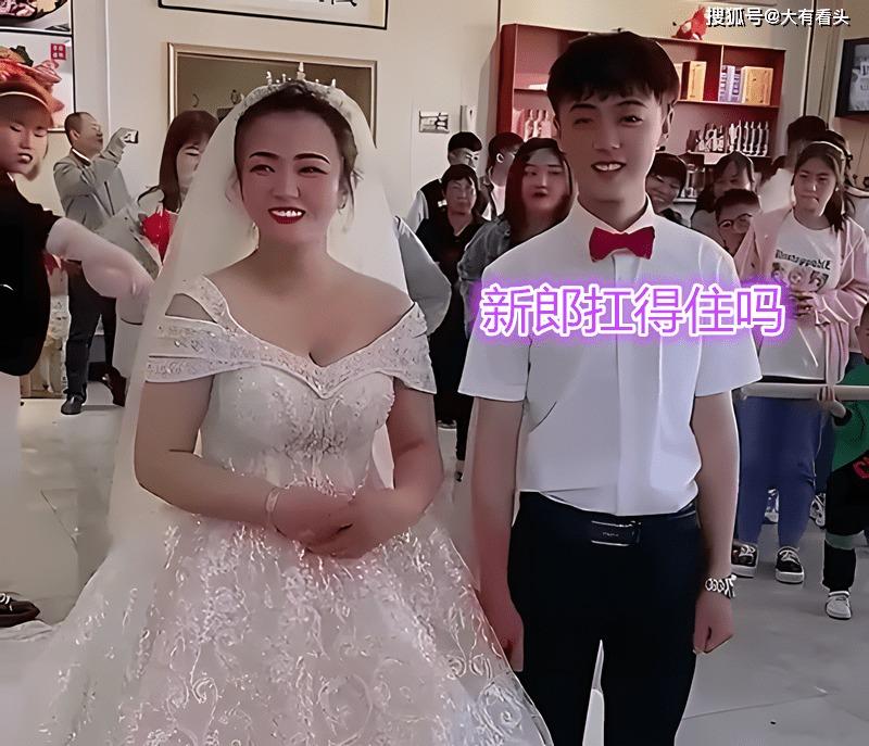 Chú rể 20 tuổi vui ra mặt khi cưới được cô dâu gần bằng tuổi mẹ-1