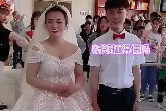 Chú rể 20 tuổi 'vui ra mặt' khi cưới được cô dâu gần bằng tuổi mẹ