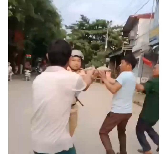 Vụ CSGT rút súng bắn chỉ thiên khi bị đuổi đánh: Tạm giữ 1 đối tượng-1