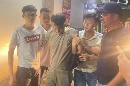 Bắt kẻ cướp dùng súng xông vào nhà sách ở Đồng Nai