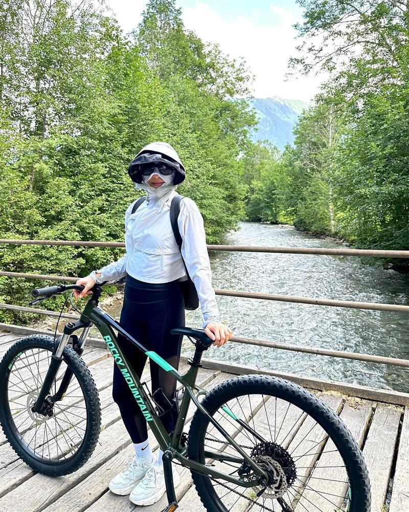 Lê Tư 52 tuổi nhưng được khen như 30-11