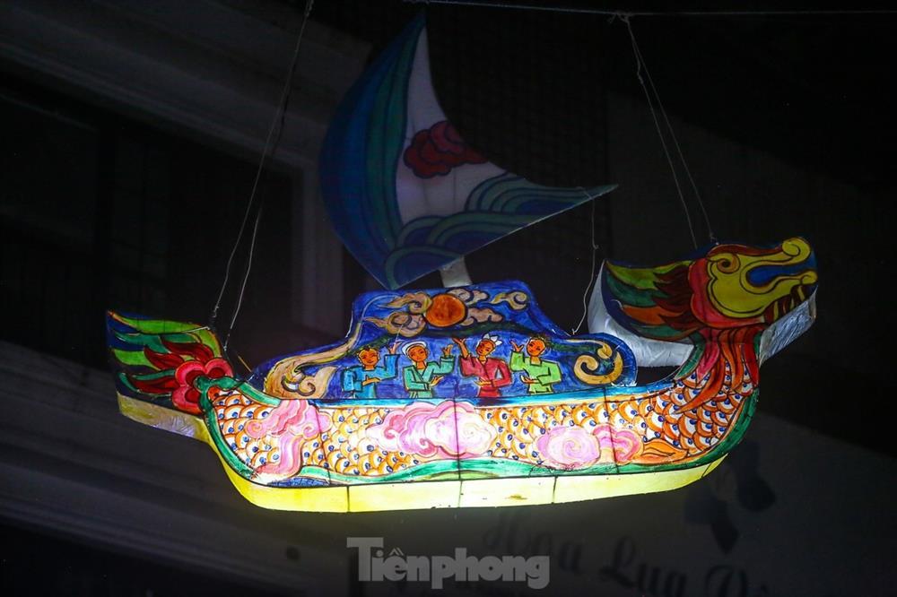 Độc lạ đèn trung thu truyền thống lơ lửng trên những con phố cổ Hà Nội-6