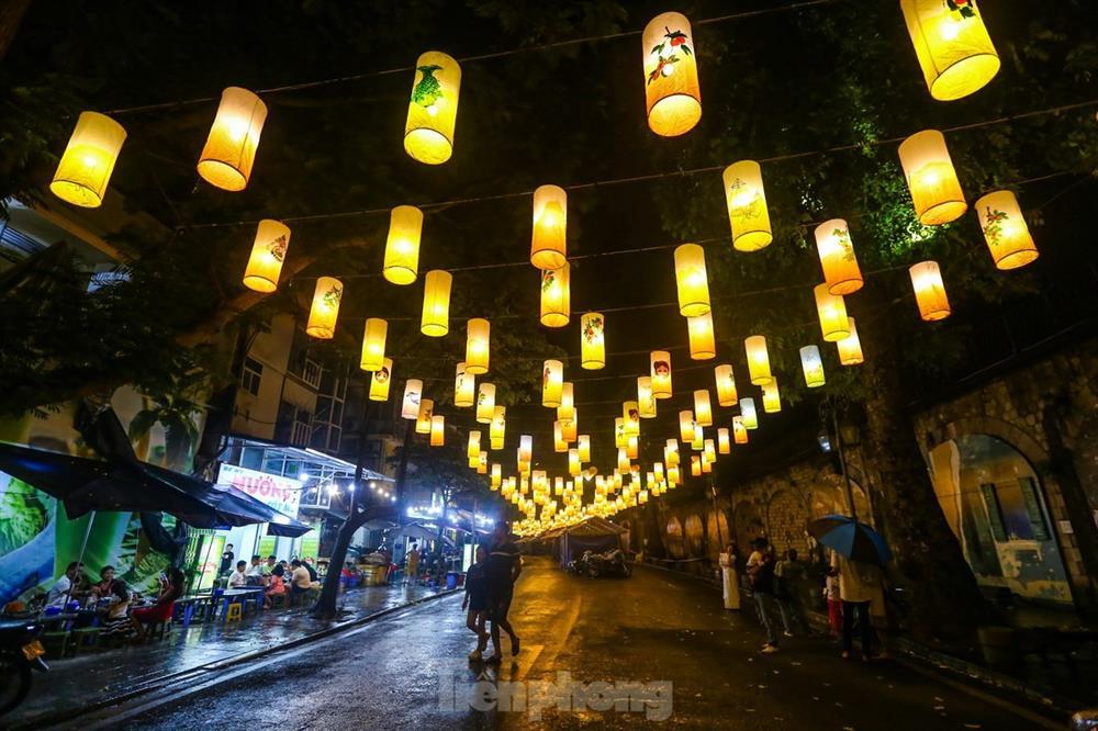 Độc lạ đèn trung thu truyền thống lơ lửng trên những con phố cổ Hà Nội-13
