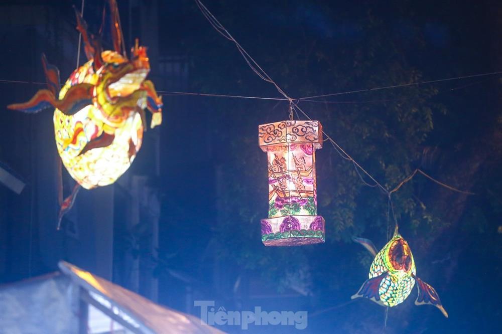 Độc lạ đèn trung thu truyền thống lơ lửng trên những con phố cổ Hà Nội-9